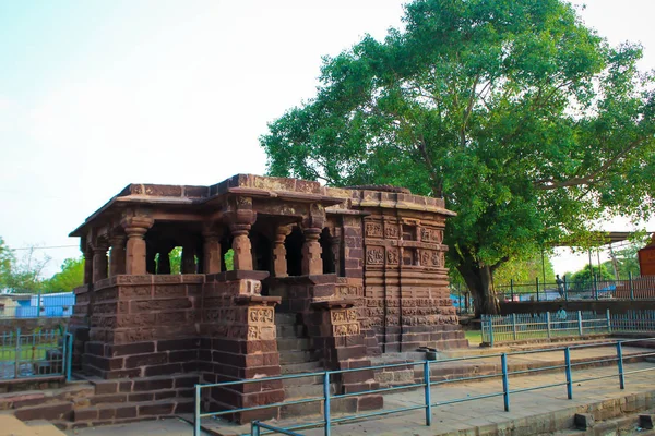 Vue latérale du temple Shiva à Dev Baloda dépeint les histoires de cette époque.Bhilai, Chattisgarh, Inde — Photo
