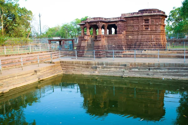 Widok z boku z małym stawem w świątyni Shiva w dev Baloda. Bhilai, turystyka Chattisgarh, Indie — Zdjęcie stockowe