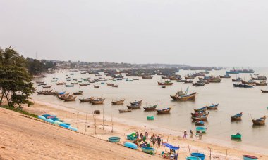MUI Ne, Vietnam-Aralık 27, 2013. Sıralama ve temizlik Vietnamca kadın kabukları ile lots-in balıkçı tekneleri Körfezi kıyısında 27 Aralık 2013 MUI Ne balıkçı kasabası Güney Vietnam, yakalamak.