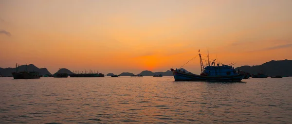 Coucher Soleil Long Bay Avec Beaux Paysages Des Bateaux Pêche — Photo