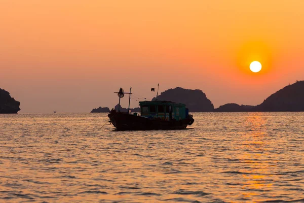 Coucher Soleil Long Bay Avec Des Rochers Horizon Paysage Bateau — Photo
