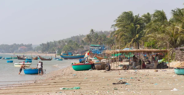 MUI Ne, Vietnam-Aralık 28, 2013. Vietnamca balıkçı tekneleri ile ağları için bir dahaki sefere Körfezi kıyısında 28 Aralık 2013 MUI Ne balıkçı kasabası Güney Vietnam, hazırlanması ve catch sıralama aileleri ile.