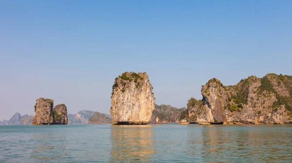 Bay Kuzey Vietnam Uzun Bay Kireçtaşı Karst Isles Çeşitli Şekil — Stok fotoğraf