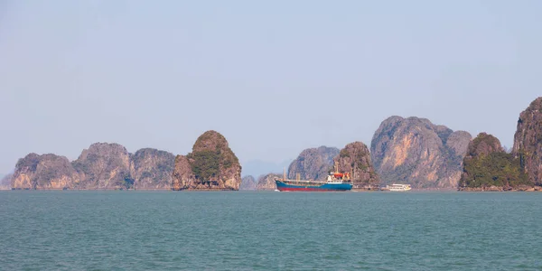 Krajobraz Long Bay Północnym Wietnamie Long Bay Jest Dorosła Krasowych — Zdjęcie stockowe