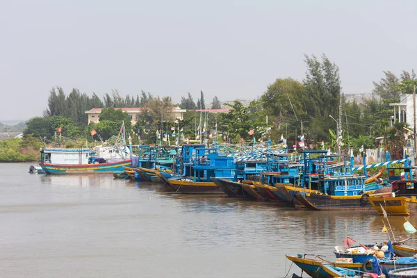 Mui Vietnam Décembre 2013 Bateaux Pêche Vietnamiens Sur Rivière Près — Photo