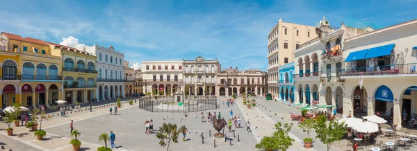 Havana, Küba-Ekim 8, 2016. Panoramik eski kare Plaza Vieja koloni üzerinde 8 Ekim 2016 de La Habana eski kısmında XVII, XVIII ve XIX yüzyıl binasından çevrili.