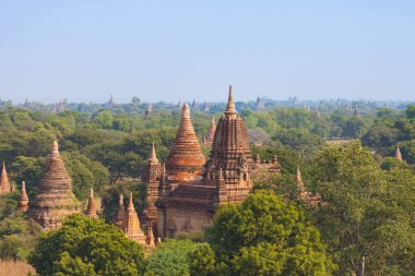 Birçok antik Budist tapınakları eski Bagan arkeolojik bölgede Myanmar peyzaj manzaralı.