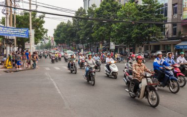 Ho Chi Minh, Vietnam-Aralık 9, 2013. İnsanlar binmek motosiklet 9 Aralık 2013 ve bitirim sokak her gün hayat sahne scooter, motosiklet ve bisikletler Ho Chi Minh City, Vietnam ile kalabalık.