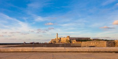 Sunrise, deniz feneri ve Castillo del Morro, Havana, Küba Havana Körfezi girişinde koruyan bir kale görünümü