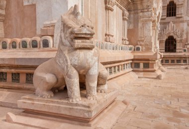 Bagan, Myanmar-Aralık 15, 2015. Efsanevi leo gryph Myanmar, tapınak koruyucusu Ananda Tapınağı aslan heykeli yakından, 15 Aralık 2015 Budist ve Myanmar mitoloji eski Bagan arkeolojik bölgede Myanmar kadar geriye gider.