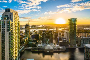 Canary Wharf Londra City, binanın üst hava görünümünden güneş doğarken.