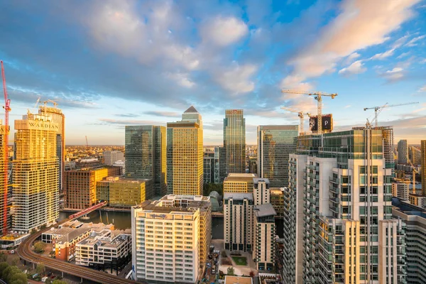 カナリー ワーフ ロンドン イングランドの建築複合体と賑やかな金融地区は 高層ビルでいっぱいです ストック写真