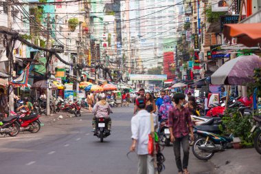 Ho Chi Minh City, Vietnam-Aralık 9, 2013. İnsanlar düşük kademede tüm sokağın karşısındaki 9 Aralık 2013 Ho Chi Minh City, Vietnam yürüyen yukarıda telleri ile birçok caddelerinden biri görüntülemek.