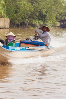 Mekong Delta, Vietnam-Aralık 10, 2013. Mekong Delta Cai bölgesinde Cai olması gereken kasaba ve Güney Vietnam yüzen Pazar yakın olmak Mekong Nehri üzerinde Vietnamca çift üzerinde balıkçılık motorlu tekne rides.