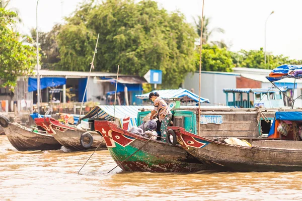 Cai Vietnam December 2013 Two Vietnamese Women Man Boat Packing — Stock Photo, Image