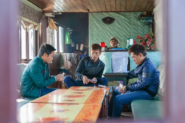 Long Bay Vietnam December 2013 Crew Tourist Boat Plays Card — Stock Photo, Image