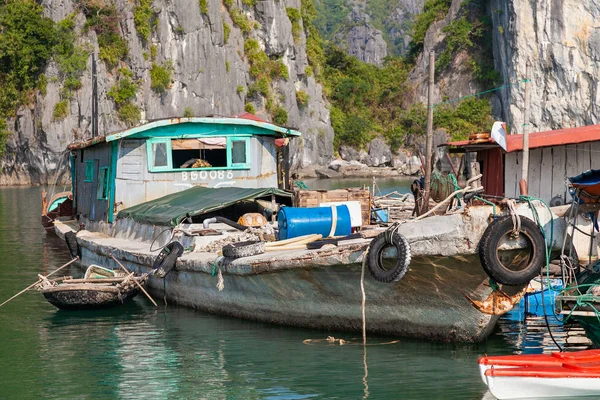 Залив Халонг Вьетнам Декабря 2013 Года Традиционная Вьетнамская Рыбацкая Лодка — стоковое фото