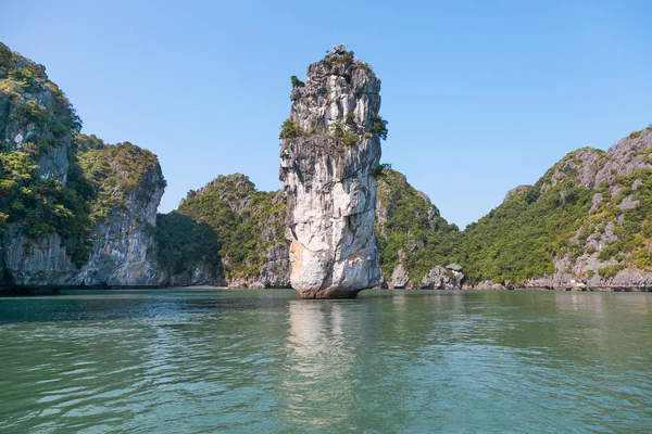 Kuzey Vietnam Daki Long Bay Zümrüt Suları Yağmur Ormanlarının Tepesindeki — Stok fotoğraf