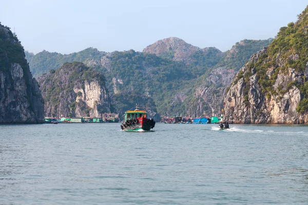 Bay Vietnam Aralık 2013 Uzun Balıkçı Tekneleri Insanlar Kayan Balıkçı — Stok fotoğraf