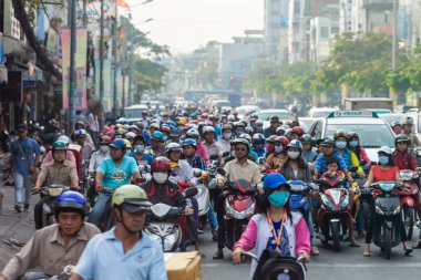 Ho Chi Minh, Vietnam-Aralık 10, 2013. Acele saat trafik ışığı ve sokaklar insan kalabalığı scooter, motosiklet ve bisikletler ile kalabalık 10 Aralık 2013 Ho Chi Minh City.