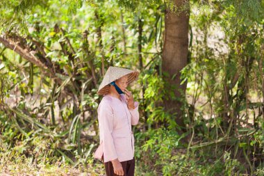 Vietnam-Aralık 26, 2013. 26 Aralık 2013 ton rotadan Ho Chi Minch şehrine bir geçen trende Vietnam yakalanan kırsal belirsiz Vietnamlı bir kadın kadar yakın.