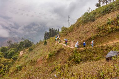 Sa pa, Vietnam-13 Aralık 2013. Göster: Village ve onlara Hatıra Eşyası 13 Aralık 2013 Sa pa dağ satmak Hmong kadın turistlerle Muong Hoa Vadisi giden yolda yürüyen siyah.