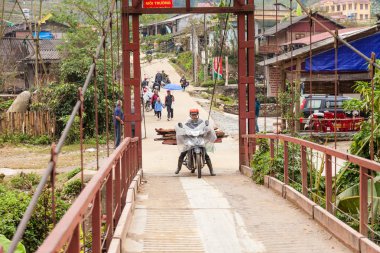 Sa Pa, Vietnam-13 Aralık 2013. Vietnamca adam ahşap motosiklet ve Nehri üzerinde köprü 13 Aralık 2013 edecek taşıma Kargo Yük Ta Van köyü Sa Pa.