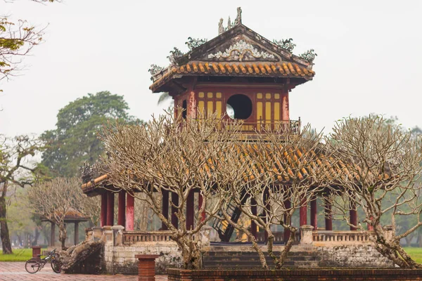 Phu Van Lau Pavilion Drzewami Cytadeli Znajduje Się Osi Głównej — Zdjęcie stockowe