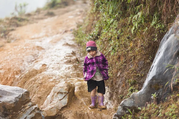 Vietnam December 2013 Vietnamese Black Hmong Child Walking Alone Rainy — Stock Photo, Image