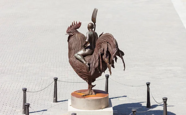 Estatua Gallo Una Mujer Sobre Ella Con Tenedor Metal Plaza —  Fotos de Stock