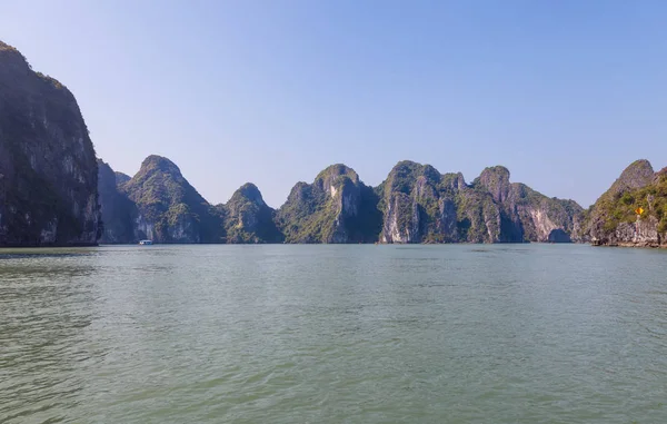 Kuzey Vietnam Kireç Taş Kayalar Halong Bay Görünümünde — Stok fotoğraf