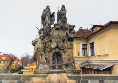 Prague, Çek Cumhuriyeti. Aziz John of Matha, Felix Valois ve Charles Köprüsü'nde Ivan heykelleri. Heykel 1714 yılında tasarlandı. Bir mağara tabanında gösteriyor hangi üç Zincirli Hıristiyanlar Rab kurtuluşu için dua.