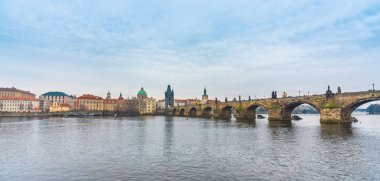 Prague, Çek Cumhuriyeti. Eski şehirde Vltava Nehri geçerek ünlü tarihi Charles Köprüsü Panoraması.