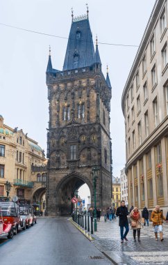 Prague, Çek Cumhuriyeti-Şubat 2, 2019. Toz Kulesi, hangi eski bir barut deposu olarak görev yaptı, hala taç giyme töreni veya Royal Route için başlangıç noktası Prague Castle için 02 Şubat 2019 Prag eski şehir taraftan olduğunu.