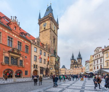 Prague, Çek Cumhuriyeti-Şubat 2, 2019. Görünüm Old Town City Hall, astronomik saat kulesi ve Meryem Kilisesi, Prag eski şehir Meydanı 2 Şubat 2019 tarihinde Tyn önce.