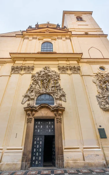 Prague, Çek Cumhuriyeti. Ön girişi Bazilikası St James (Bazilika sv. Jakuba), üçüncü en uzun kilise Prag'da bina. Kilise Roma Katolik kilisesine ait.