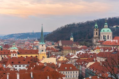 Prague, Çek Cumhuriyeti. Prag Kalesi: eski şehrin tarihi binaların çatılarına görünümünü.