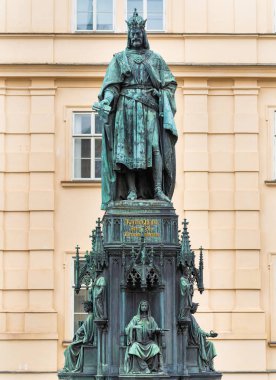 Prague, Çek Cumhuriyeti. Bronz heykel çek kralı Bohemia ve ilk kralın da Kutsal Roma İmparatoru Charles IV Charles Köprüsü, eski şehir hystorical yanında olmak.
