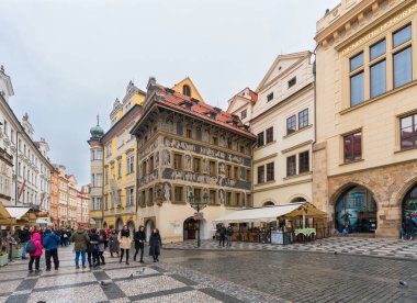 Prague, Çek Cumhuriyeti-Şubat 2, 2019. Dakikada, Kafka aile ev hangi cephe sgrafitto ile dekore edilmiş ev da mitolojik kaynakları yanı sıra çağdaş Rönesans efsaneleri eski şehir Meydanı, çekilmiş sahneler gösteriyor. 