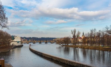 Prag, Çek Cumhuriyeti. Lejyon Köprüsü'nden Kış saatinde Vltava nehri ve eski şehir görünümü (En Legi) 
