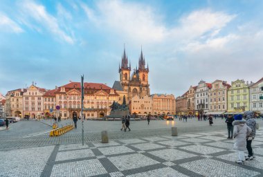 Prag, Çek Cumhuriyeti-31 Ocak 2019. Prag'ın Eski Kent Mahallesi'nde 31 Ocak 2019 tarihinde kış mevsiminde gün batımında tarihi binaları ve anıtları ile ünlü Eski Kent Meydanı.