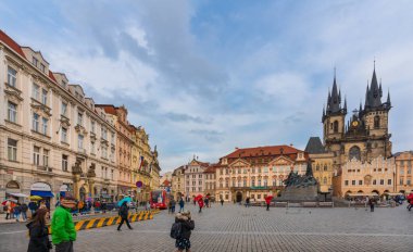 Prag, Çek Cumhuriyeti-31 Ocak 2019. Prag 'ın eski kent bölgesinde, 31 Ocak 2019 tarihinde çeşitli mimari tarzlara ait tarihi binalar ile ünlü Eski Kent Meydanı 'nın manzarası.