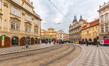 Prag, Çek Cumhuriyeti-01 Şubat 2019. Malostranske namesti, Prag'daki Mala Strana'nın ana meydanıdır. St Nicholas Kilisesi ve bitişik yapı kompleksi bir üst (batı) ve alt (doğu) bölümünde kare böler.