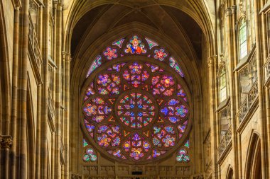 Prag, Çek Cumhuriyeti-01 Şubat 2019. St. Vitus Katedrali'nin içinden ana Batı girişinin vitray penceresi. Gül Penceresi 1925-7 yılında tasarlanmış ve yaratılış İncil'de hikaye sahneleri tasvir.
