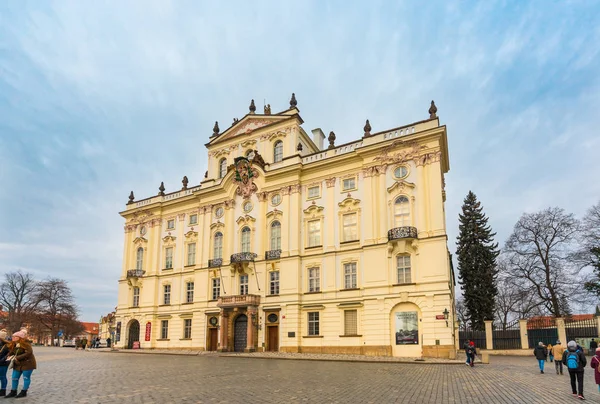 Prag, Çek Cumhuriyeti-01 Şubat 2019. Barok ve Rokoko tarzı Başpiskoposluk sarayı 1562 yılından beri Pragbaşpiskoposlarının merkezi olarak hizmet vermiştir. Günümüzde Prag Katolik Kilisesi'nin koltuk.