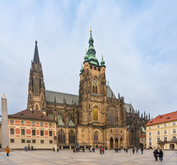 Prag, Çek Cumhuriyeti-01 Şubat 2019. Prag Kalesi'nin üçüncü avlusunda St. Vitus Katedrali. Çok sayıda yan şapel, freskler, mezar taşları ve güzel renkli vitray pencereler içeren ülkenin en büyük kilisesidir.