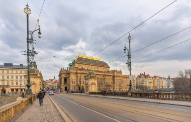 Prag, Çek Cumhuriyeti-31 Ocak 2019. Legions Köprüsü ve tarihi binalar ve Prag Ulusal Tiyatrosu ile Old Town bölümünde yol görünümü 31 Ocak 2019.