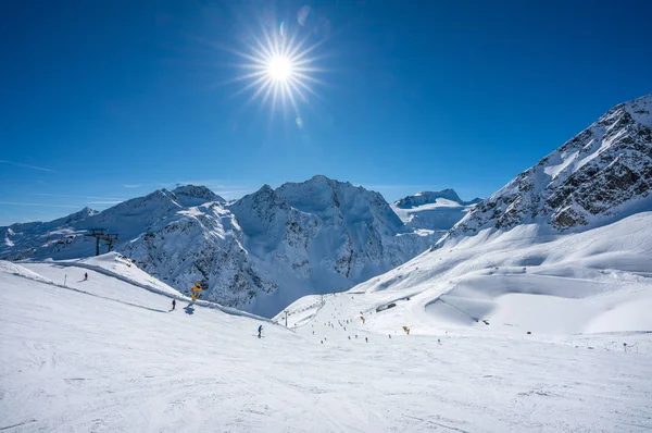 オーストリア 山脈のパノラマ 太陽の光とスキー場と冬の風景 — ストック写真