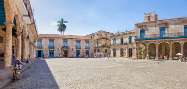 Küba. Katedral Meydanı (Plaza de la Catedral), Eski Havana'nın halka açık meydanı ve barok 1770'lerin katedrali ve sömürge binaları içeren beş ana meydandan biridir..