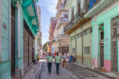 Havana, Küba-07 Ekim 2016. Sömürge kez binalar ve yerel halk ile sokak hayatı ile Eski Havana tarihi parçası tipik sokak 